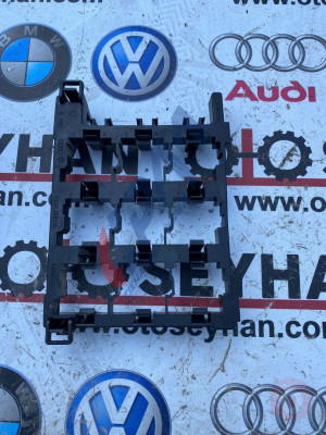 1T1937503A volkswagen caddy 2008 iç tesisat röle tutucu braketi