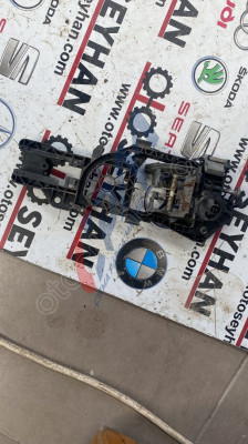 3C0837886J vw passat b7 arka sağ kapı kolu iç braketi