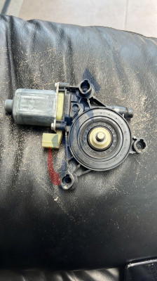 5Q0959802B Skoda Octavia ön sağ cam motoru