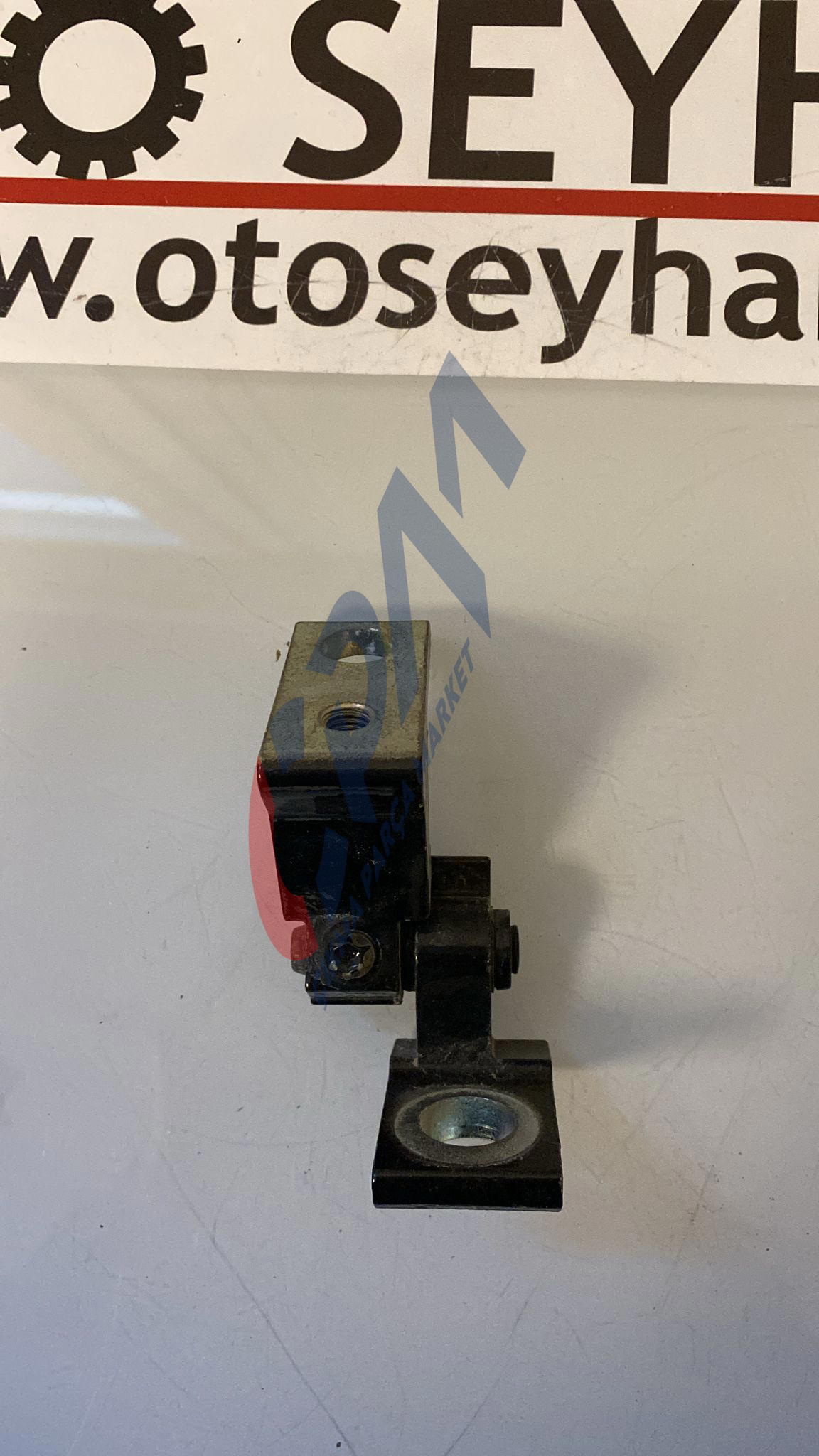 7N0831402A Skoda Octavia 2018 sağ ön kapı üst menteşesi