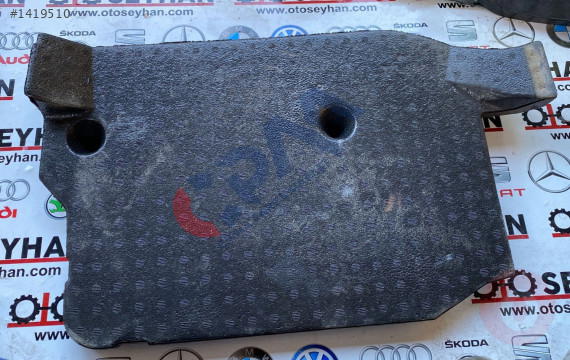 7154834 bmw x5 E70 sağ arka taban halısı alt köpüğü