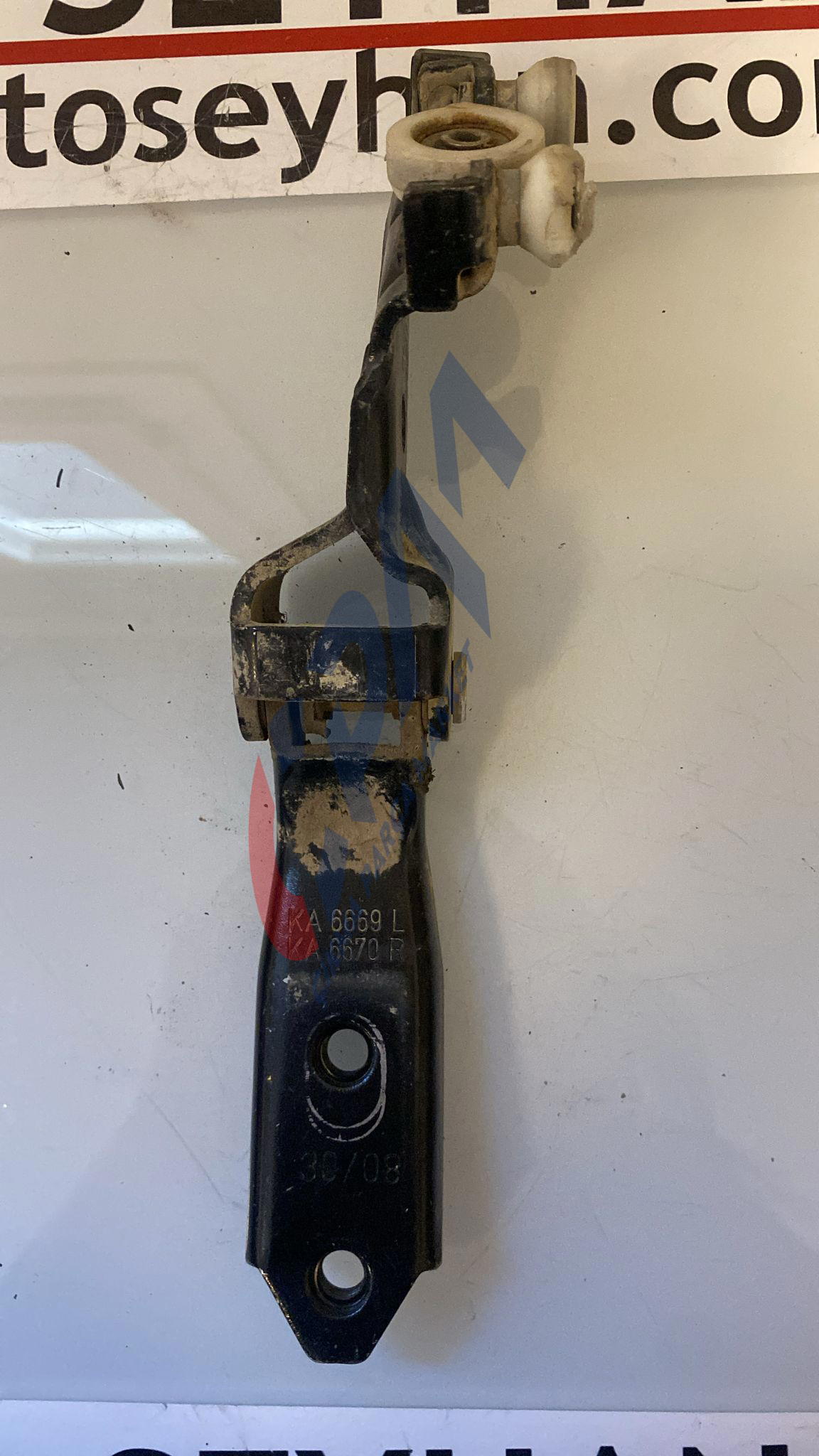 2K0843335A Volkswagen Caddy 2007 sol sürgülü kapı üst ray makarası